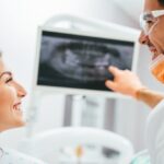 Dentist-pointing-at-scan